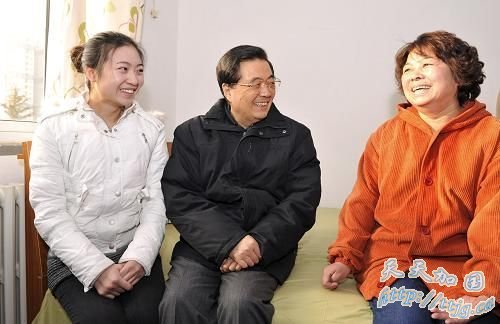 这是胡锦涛在朝阳区管庄路保障性住房常营项目丽景园小区,同廉租房住户亲切交谈。新华社记者 黄敬文 摄 这是胡锦涛在朝阳区管庄路保障性住房常营项目丽景园小区,同廉租房住户亲切交谈。新华社记者 黄敬文 摄