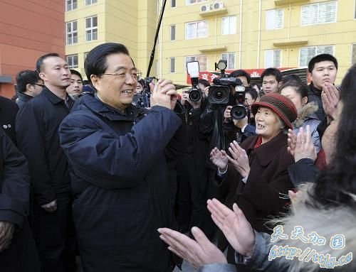 这是胡锦涛在朝阳区管庄路保障性住房常营项目丽景园小区考察时,向小区居民致以新春祝福。新华社记者 李学仁 摄 这是胡锦涛在朝阳区管庄路保障性住房常营项目丽景园小区考察时,向小区居民致以新春祝福。新华社记者 李学仁 摄