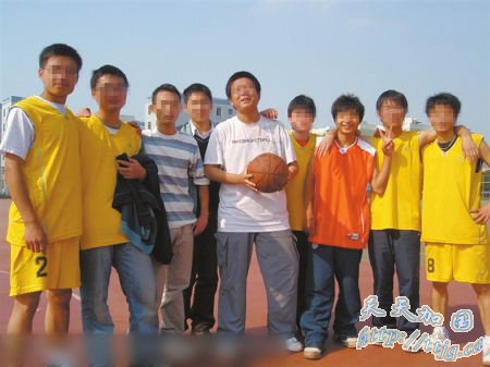 曾世杰与同学合影(图片来自曾世杰同学的QQ空间)