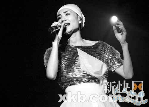 王菲上海站造型。