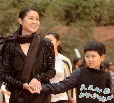 倪萍和儿子(资料图)