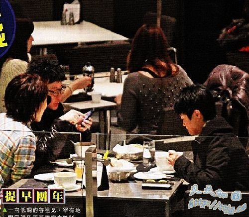 犹如一家三口聚餐。