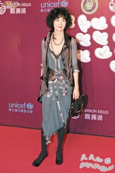 张曼玉结束三年情,分手后的她身形瘦了不少 。