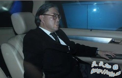 霍震霆神色凝重。