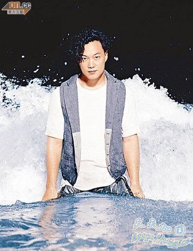 陈奕迅再推出EP,唱尽两文三语。