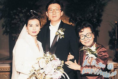 钟楚红老公朱家鼎(中)逝世近四年。(资料图)