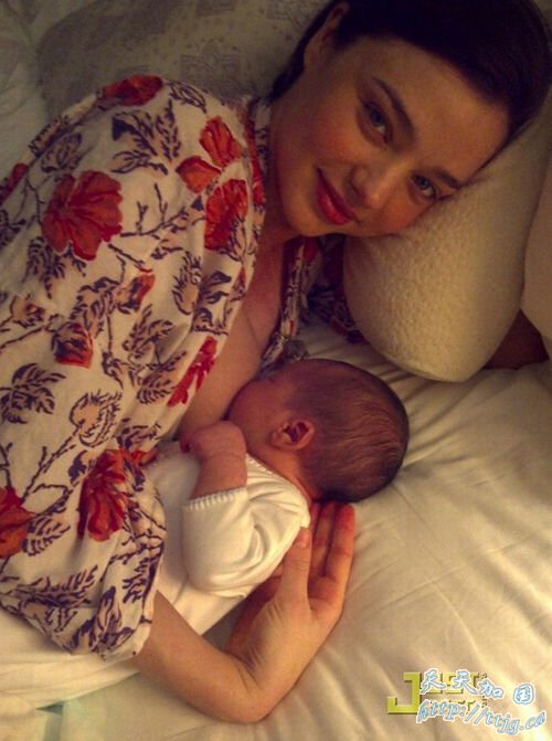 米兰达可儿为儿子哺乳照曝光