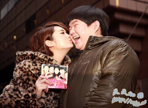 杨丞琳亲吻小胖林育群。