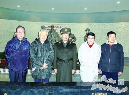 新四军“将二代”在父辈青铜雕像前合影。左起:邓淮生、陈晓鲁、刘源、张光东、赖小鹏。王亚洲 张勇峰 摄