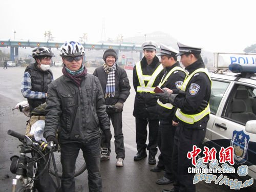 三名大学生骑车返家 偷上京港澳高速被拦截(图)