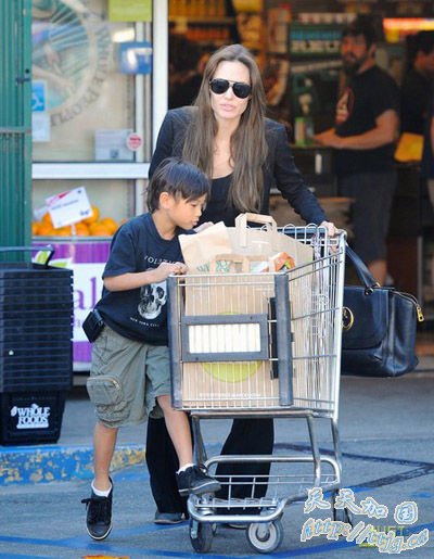 安吉丽娜朱莉领儿子现身加州 母子二人大采购