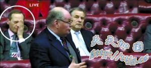 英国上院诞生最残酷辩论 议会铺上床和睡袋(图)