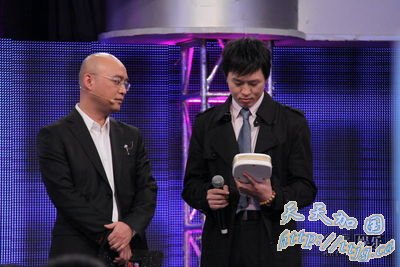 “留洋帅哥”王广飞(右)。