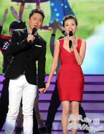 董洁潘粤明夫妇现身上海春晚。