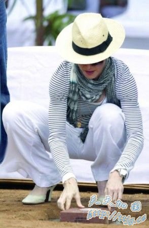 麦当娜被曝诈捐 曾承诺非洲捐1500万美元建学校