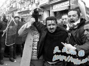 阿尔及利亚300人示威起冲突(组图)