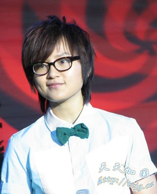 广州签售获女足支持 周笔畅新年求进步