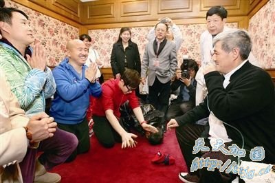 赵本山身体不适下台接受治疗 徒弟拜年一切从简