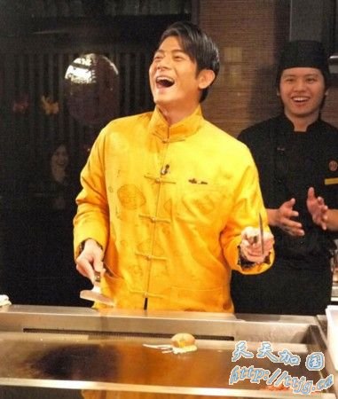 郭富城请客亲手烹饪铁板烧 寓意事业蒸蒸日上