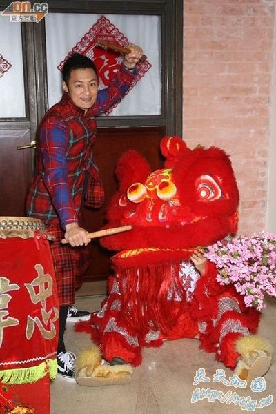 余文乐笑言妈妈以激将法催他结婚。