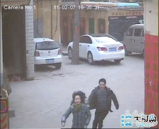 河南一交警殴打少女被停职 称其父是公安局长