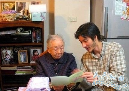王力宏返台探91岁外婆 。