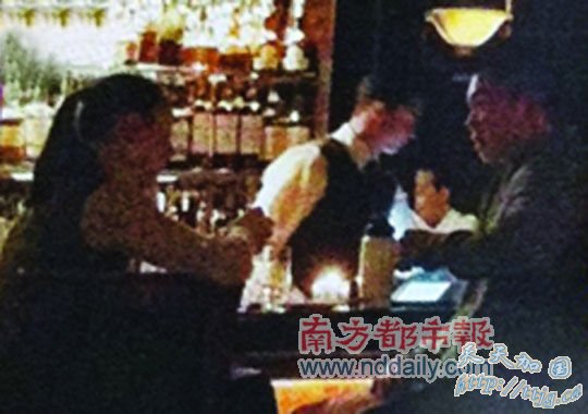 梁洛施与神秘男子对坐详谈三小时。