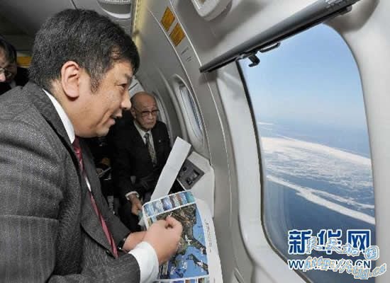 2月19日,日本内阁官房长官枝野幸男搭乘飞机从空中视察日本同俄罗斯存有归属争议的北方四岛(俄方称南千岛群岛)。 新华社/路透