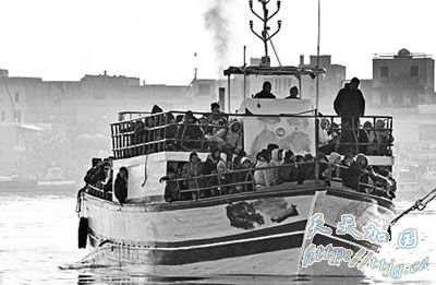 突尼斯难民露宿意大利小岛