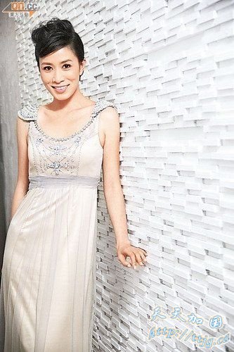 佘诗曼默认不续约无线 乐易玲否认出千万挽留