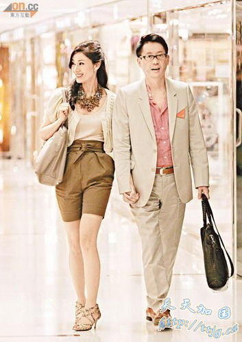 许氏夫妇向来恩爱,老公生日,李嘉欣当然不会待慢 。