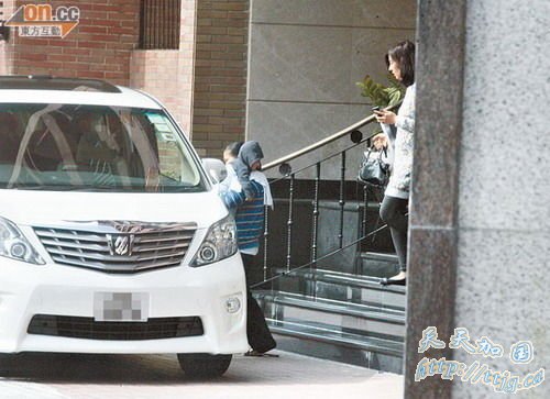李嘉明乘坐妹妹的专用七人车,与儿子同往李嘉欣住处 。