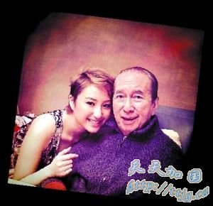 三房女儿何超云在微博上贴出与爸爸笑迎新年的亲密合照。(资料图)