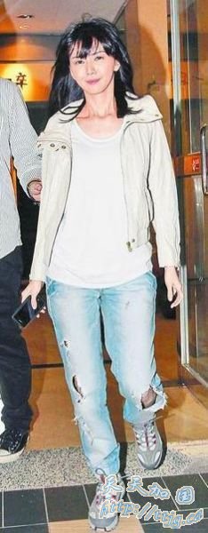 孙燕姿休闲打扮。