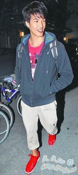 锦荣等蔡依林一行人走了之后才从餐厅出来。