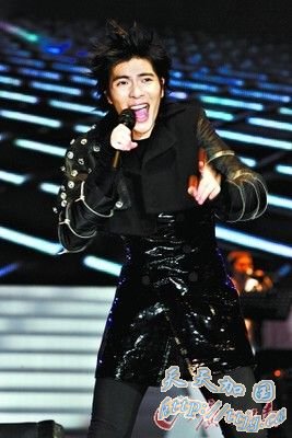 萧敬腾秀滑轮耍帅不成反摔倒。