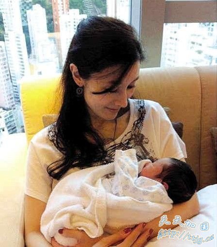 李嘉欣和儿子(资料图)