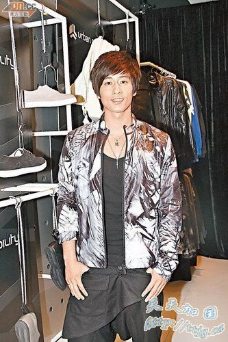 陈伟成走秀时表示没有人胆敢挑战自己。