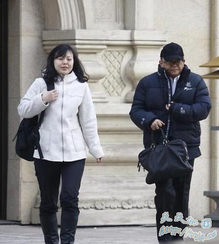 王刚北京黄金地段看新房 女助理相伴左右