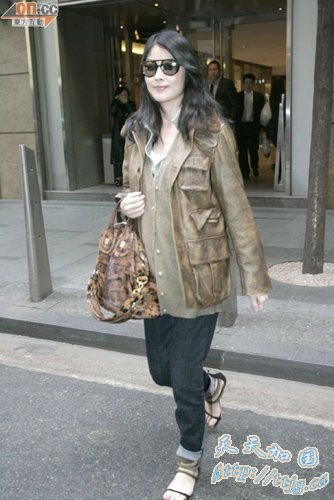 陈慧琳现身医院做产检 称双胞胎女儿会肚里踢人