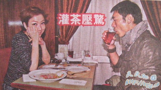 面对记者,郑秀文表现大方,许志安就有点手足无措。