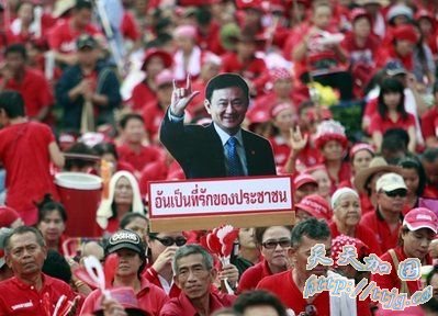 泰国2.5万红衫军在首都曼谷举行大规模集会(图)
