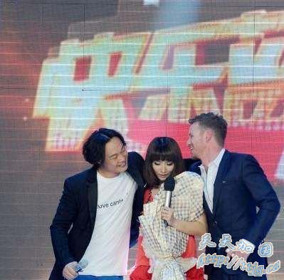 陈奕迅帮助即将失明的粉丝满足愿望。