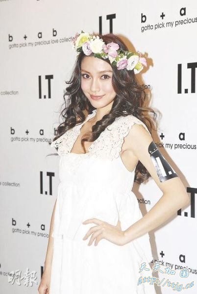 Angelababy拍宣传照 被疑再次整容