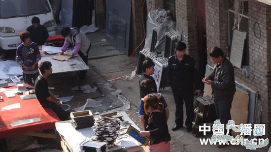 西安一加工厂聘用大批童工 工人月薪仅300元