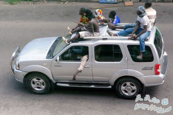 科特迪瓦对立阵营武装继续在街头激烈交火(高清)