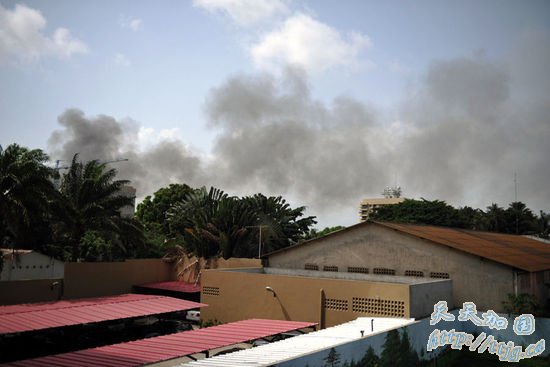 科特迪瓦对立阵营武装继续在街头激烈交火(高清)