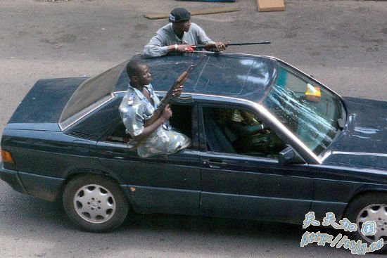 科特迪瓦对立阵营武装继续在街头激烈交火(高清)