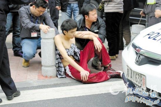 广州街头十余人持长刀追砍两名学生(图)