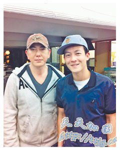 黄秋生跟网友分享与陈冠希的“父子团聚”照。